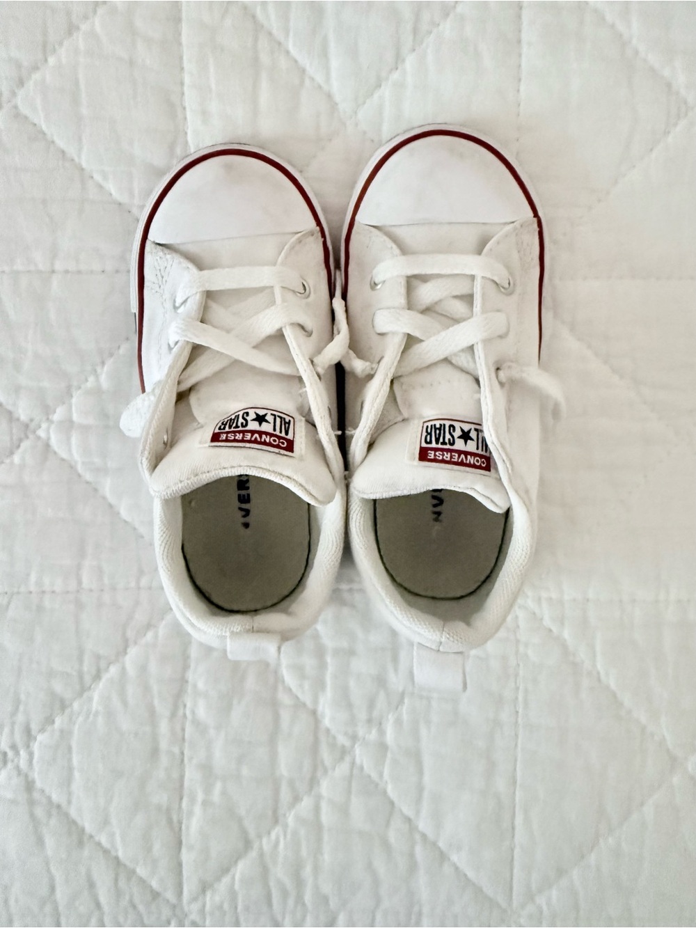 9 Toddler Converse Kids White Low-Top Sneakers Red Trim - Picture 6 of 8